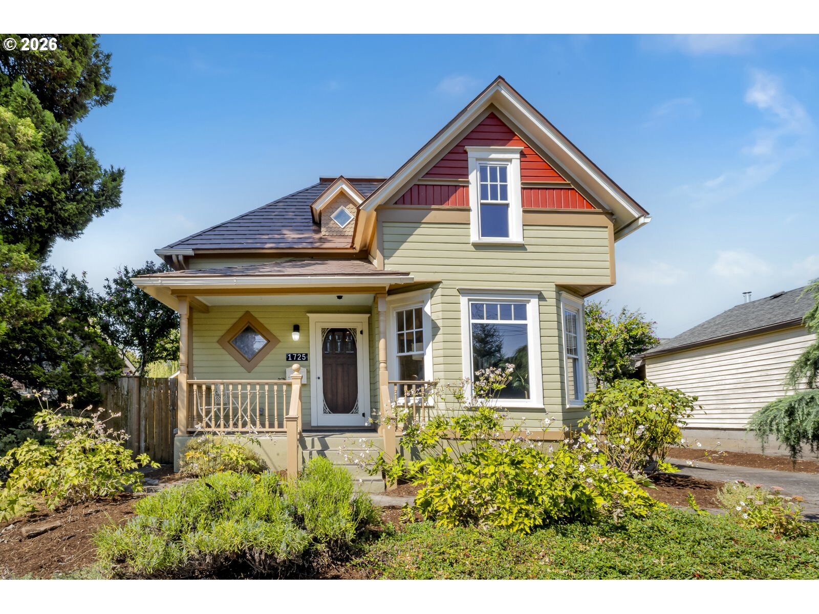 Property Photo:  1725 N Sumner St  OR 97217 