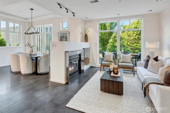 Property Photo: 17 W Mercer Street Th7 WA 98119
