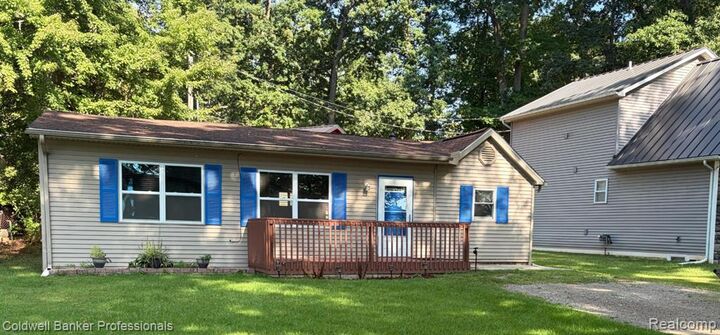 Property Photo:  270 Indian Trail  MI 48421 
