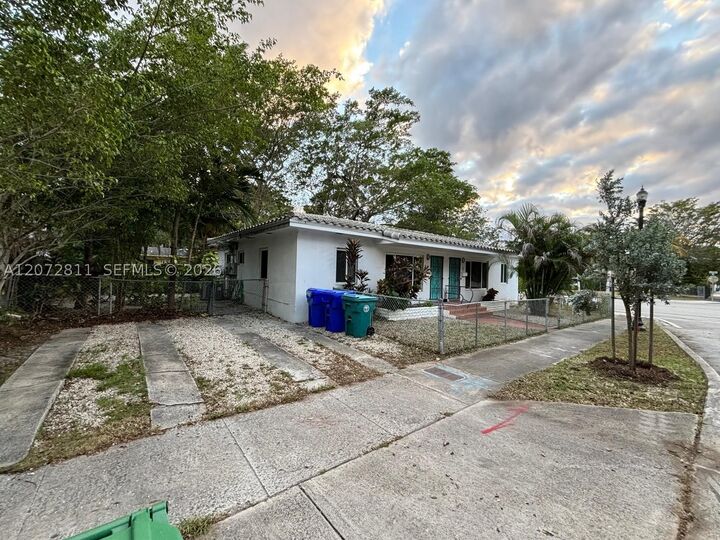 Property Photo:  2 NE 45th St 4  FL 33137 
