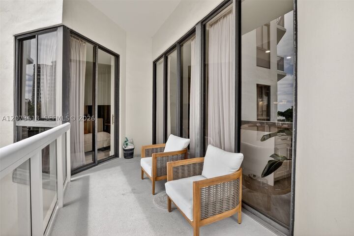 Property Photo:  20185 E Country Club Dr 204  FL 33180 