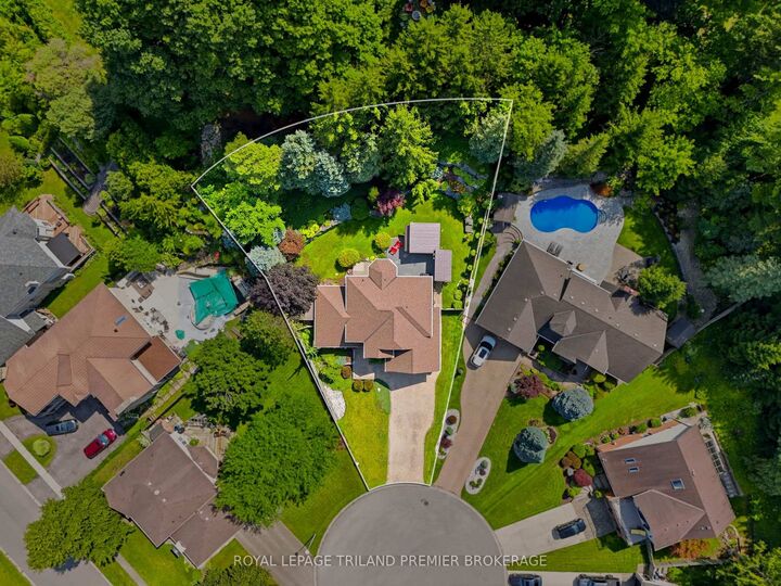 Property Photo: 39 Hutchinson Place ON N4S 8V9