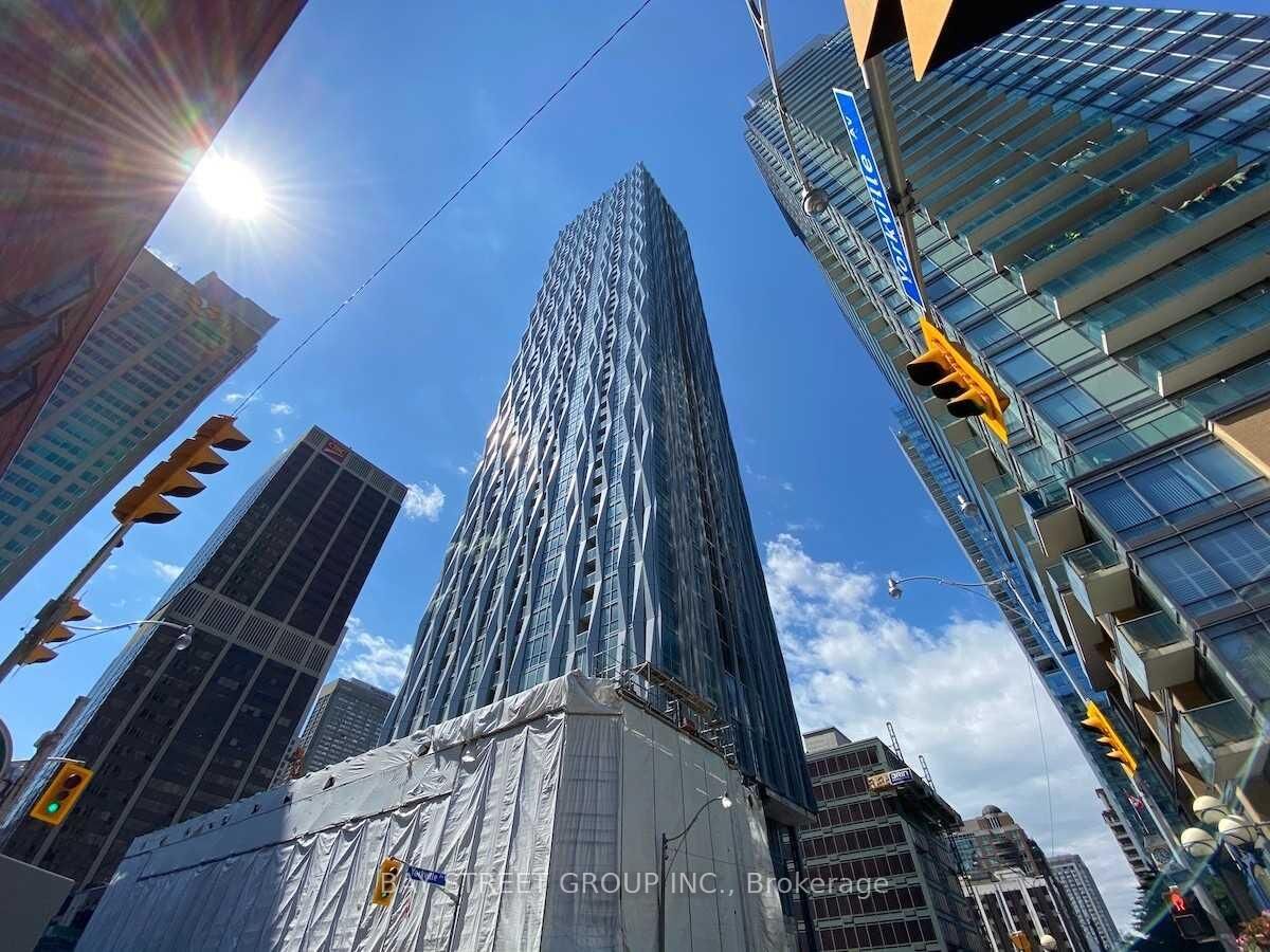 Property Photo:  1 Yorkville Avenue 4602  ON M4W 0B1 