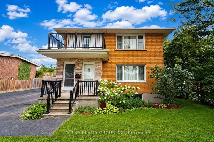 Property Photo:  1023 Eagle Drive Main  ON N5Z 3H4 