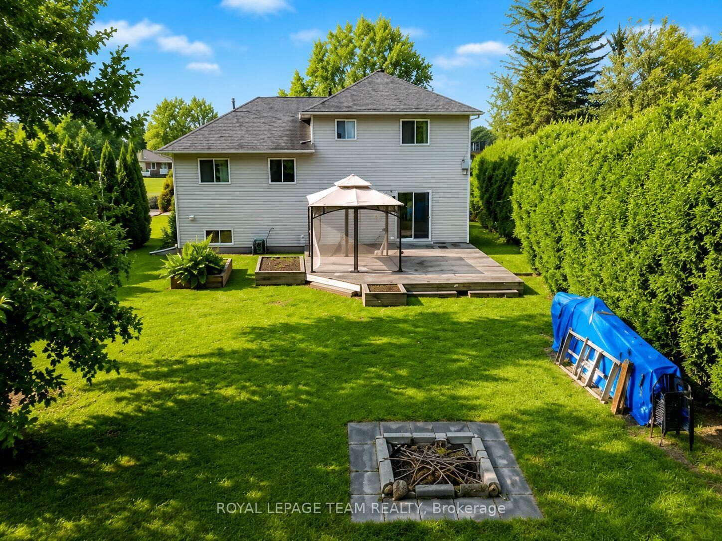 Property Photo: 158 Oakwood Drive ON K4K 1K9