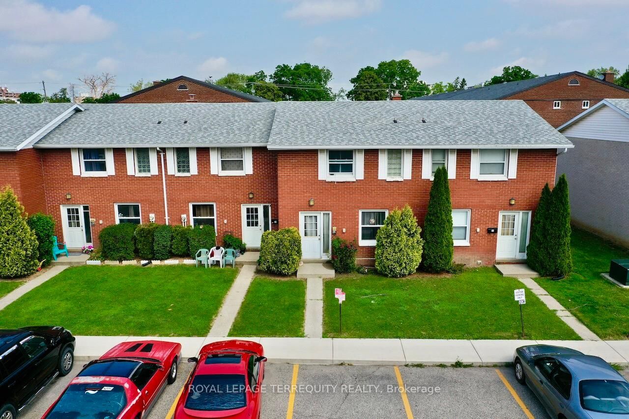 Property Photo:  37 Orchard Place  ON N7M 1A6 