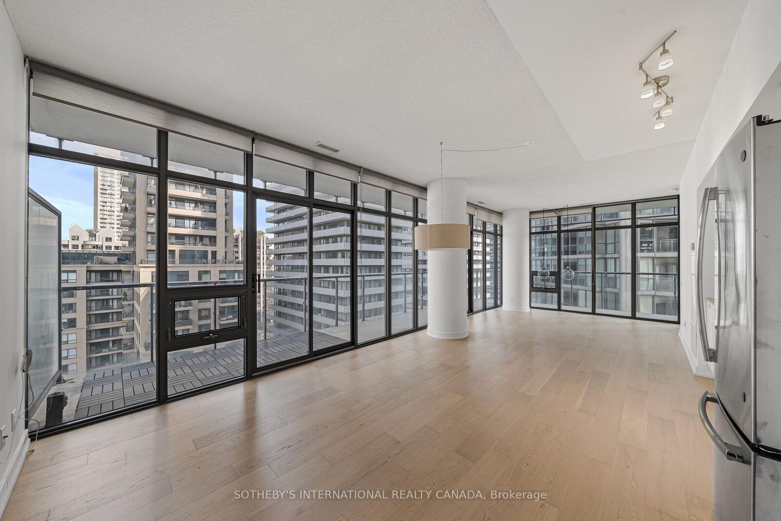 Property Photo:  33 Charles Street E 1611  ON M4Y 0A2 