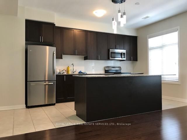Property Photo:  165 Hampshire Way 7  ON L9T 6H7 