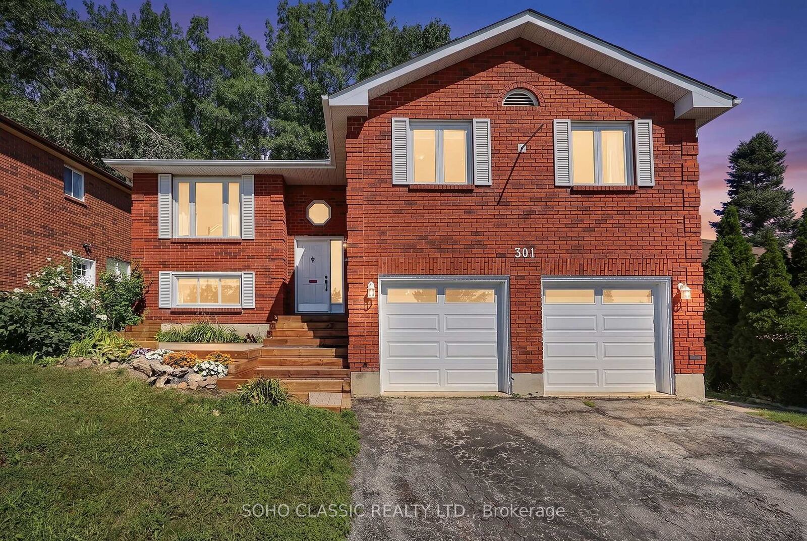 Property Photo:  301 Leacock Drive  ON L4N 6J8 