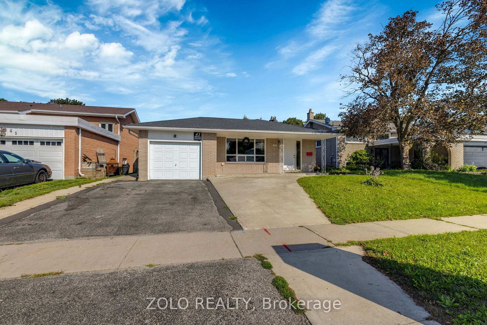 Property Photo: 43 Davies Crescent ON L4M 2M4