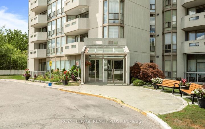 Property Photo: 20 McFarlane Drive 1610 ON L7G 5J8