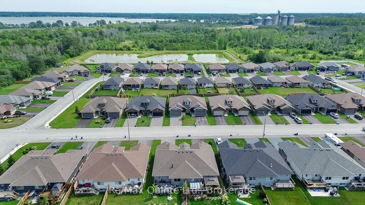 Property Photo:  57 Hillside Meadow Drive  ON K8V 0J5 