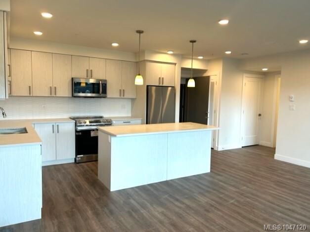 Property Photo:  147 Haliburton St #502  BC V9R 4V9 