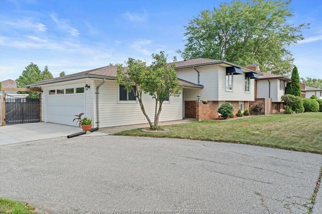 Property Photo: 2402 St. Alphonse Avenue ON N8N 2W9