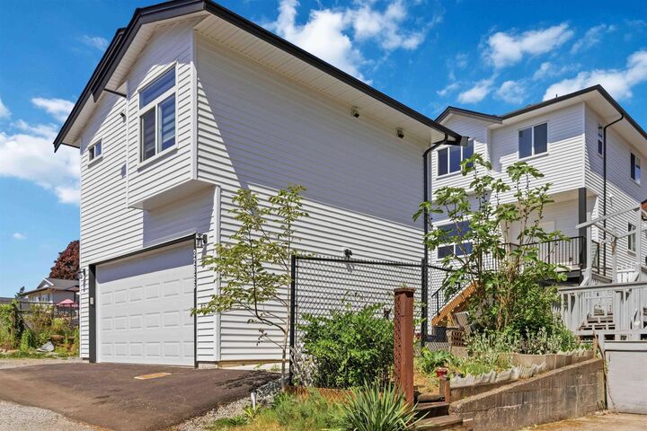 Property Photo: 32866 3rd Avenue BC V2V 1T9