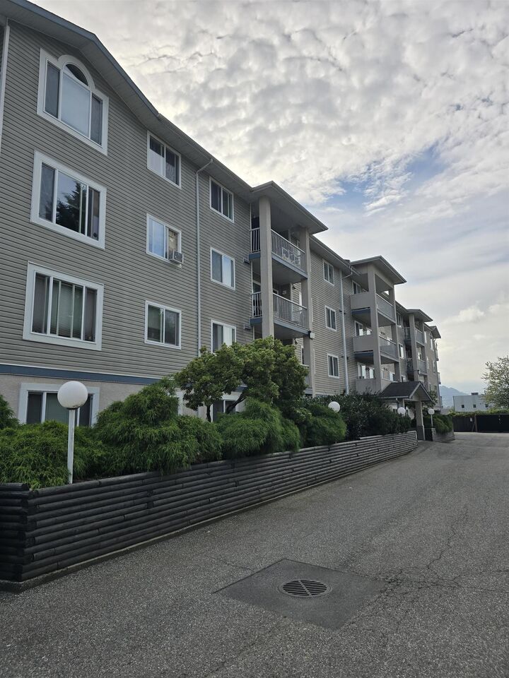 8537 Young Road 103 — photo 1