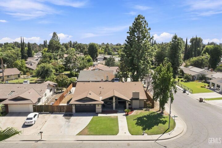 Property Photo: 6805 Saddleback Drive CA 93309