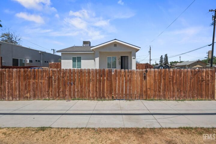 Property Photo: 1720 Forrest Street CA 93304