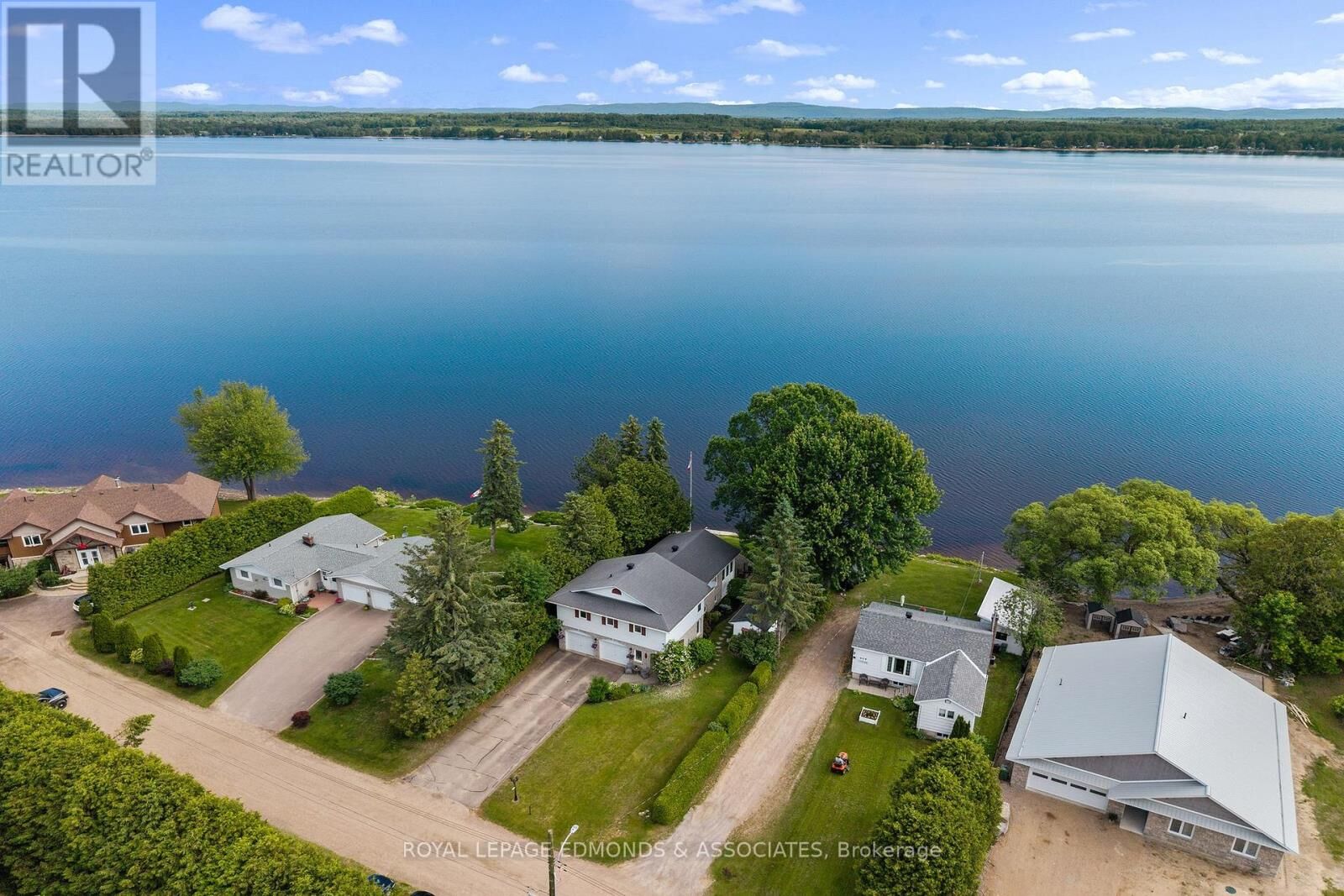 Property Photo: 907 Cedar Lane ON K8A 2G6