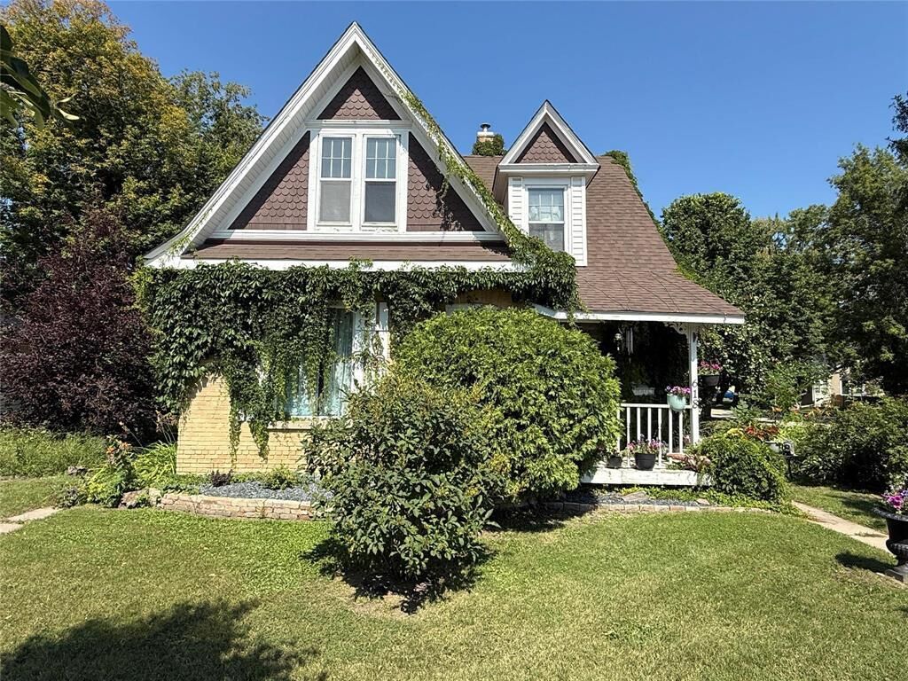 Property Photo: 618 Saskatchewan Avenue East MB R1N 0K5