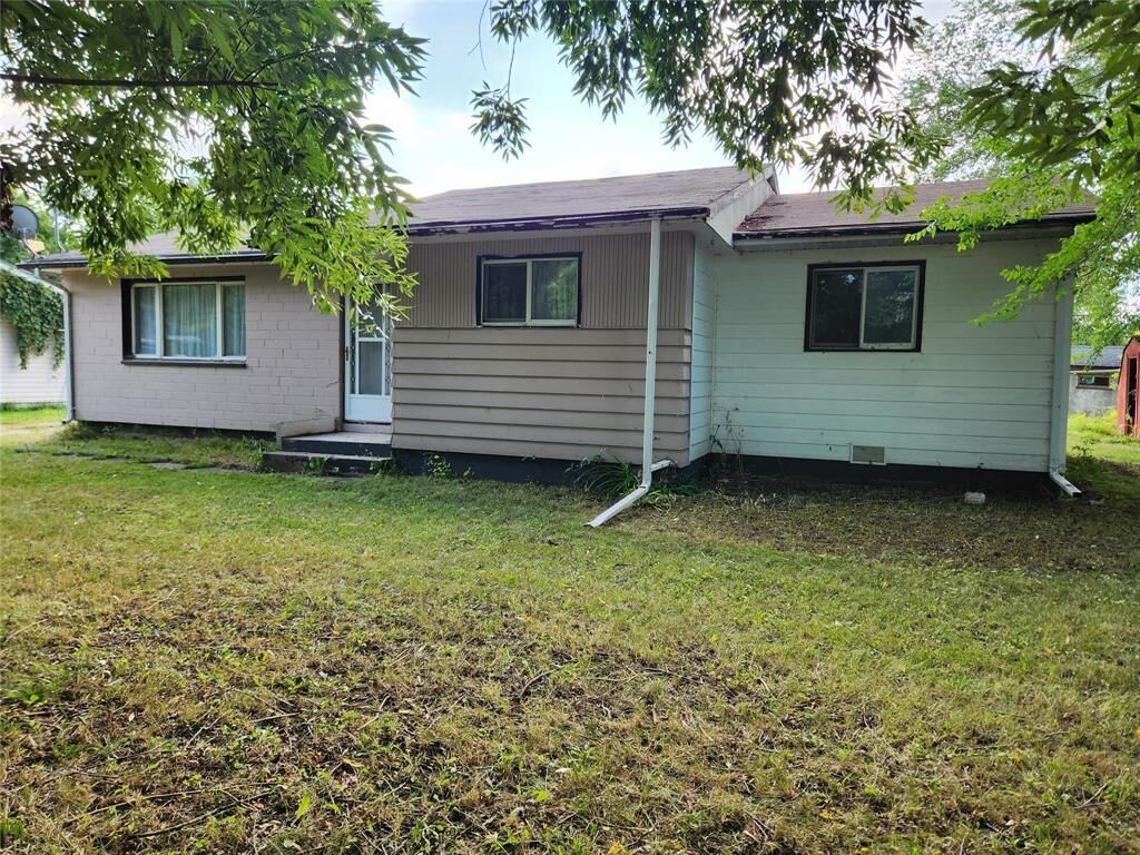 Property Photo: 5 Edward Crescent MB R0E 1A0