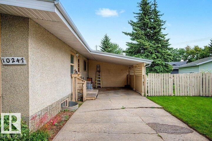 Photo de la propriété:  10247 63A Street NW  AB T6A 2N3 