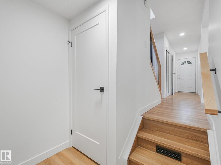 Property Photo:  14225 32 Street NW  AB T5Y 1H3 