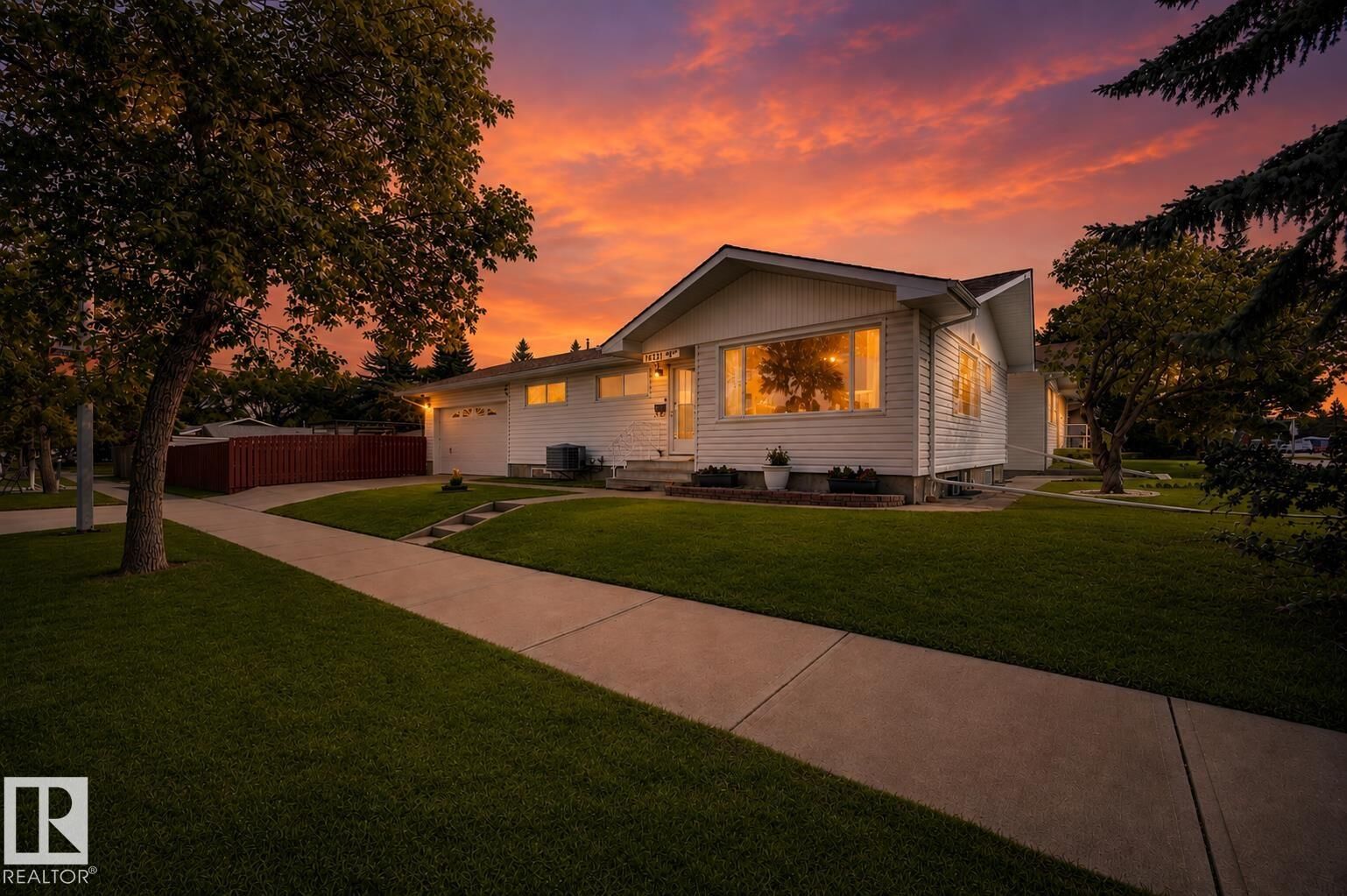 Property Photo:  16231 96 Avenue NW  AB T5P 0C9 