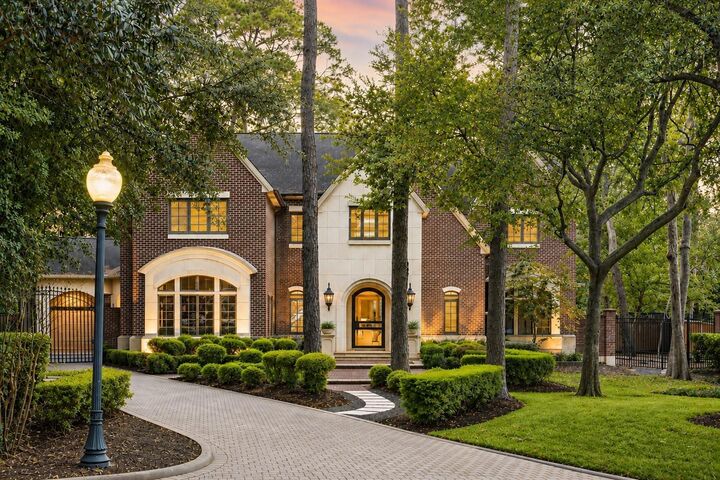 Property Photo: 918 Huntington Cove TX 77063