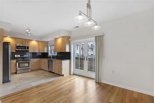 Property Photo:  439-1 Whiton St 1  NJ 07304 