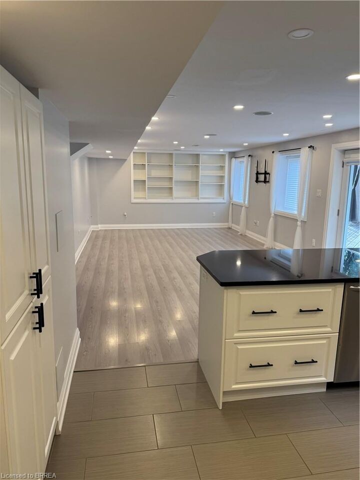 Property Photo:  19 Hoodless Court Lower  ON N3T 0A8 