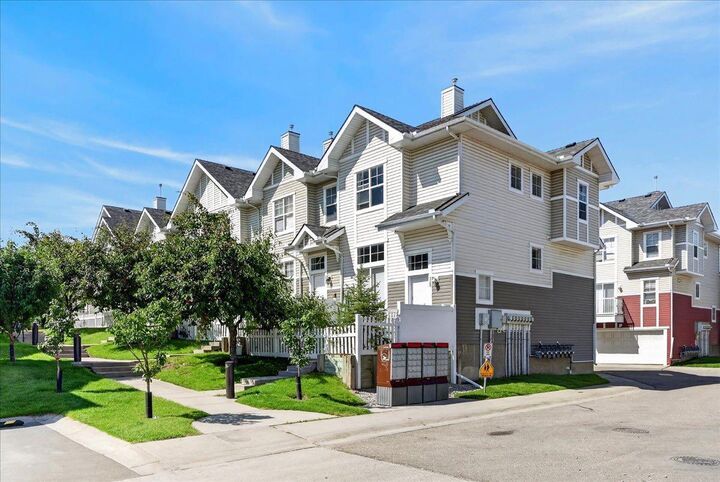 Property Photo:  3146 New Brighton Gardens SE  AB T2Z 0A8 