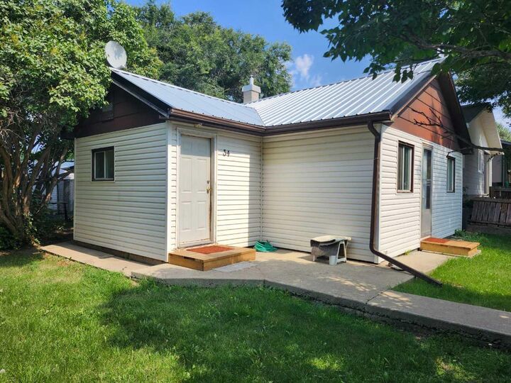 Property Photo:  34 2 Street E  AB T0J 2V0 