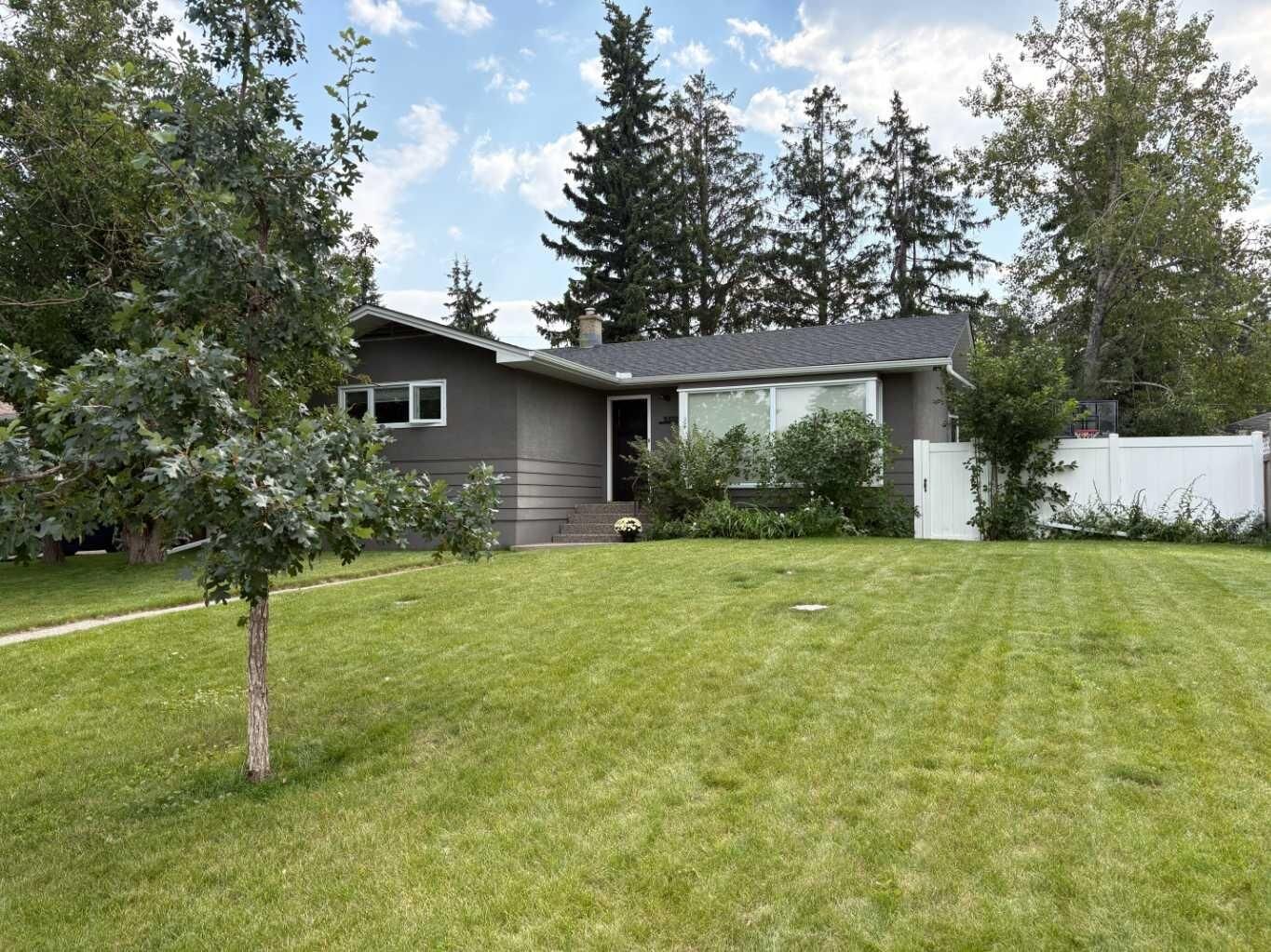 Property Photo:  5327 17 Avenue SW  AB T3E 0E8 