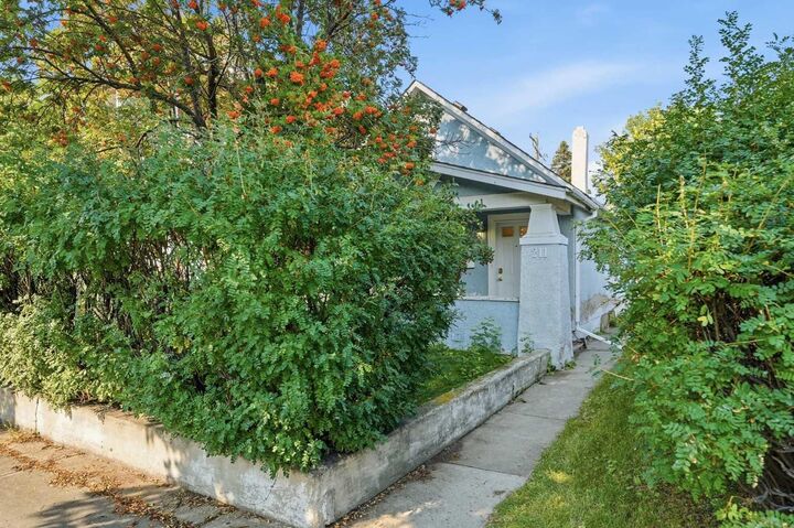 Property Photo: 211 7 Street NE AB T2E 4C1