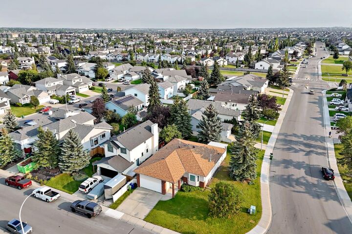 Photo de la propriété:  272 Woodside Road NW  AB T4B 2C6 