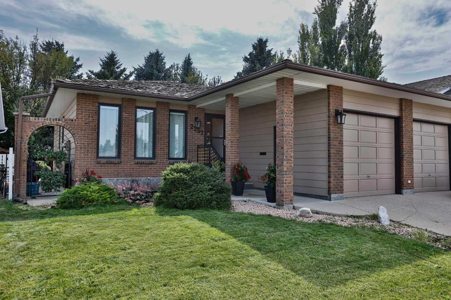 Property Photo:  2252 26 Avenue S  AB T1K 6K1 
