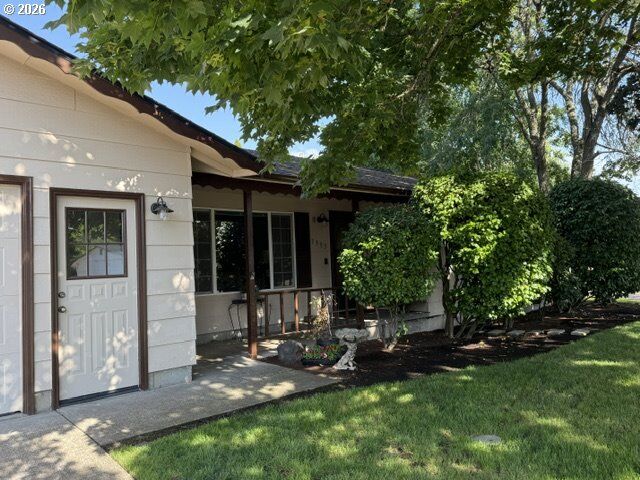 Property Photo: 3353 Wisteria St OR 97404