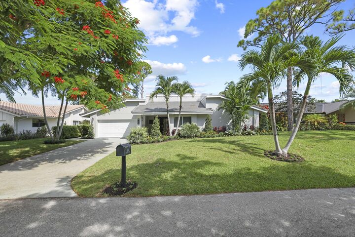 Property Photo:  824 Foxpointe Circle  FL 33445 