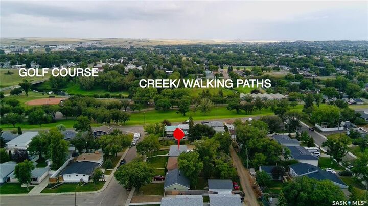 Property Photo: 810 11th Avenue NE SK S9H 2V4