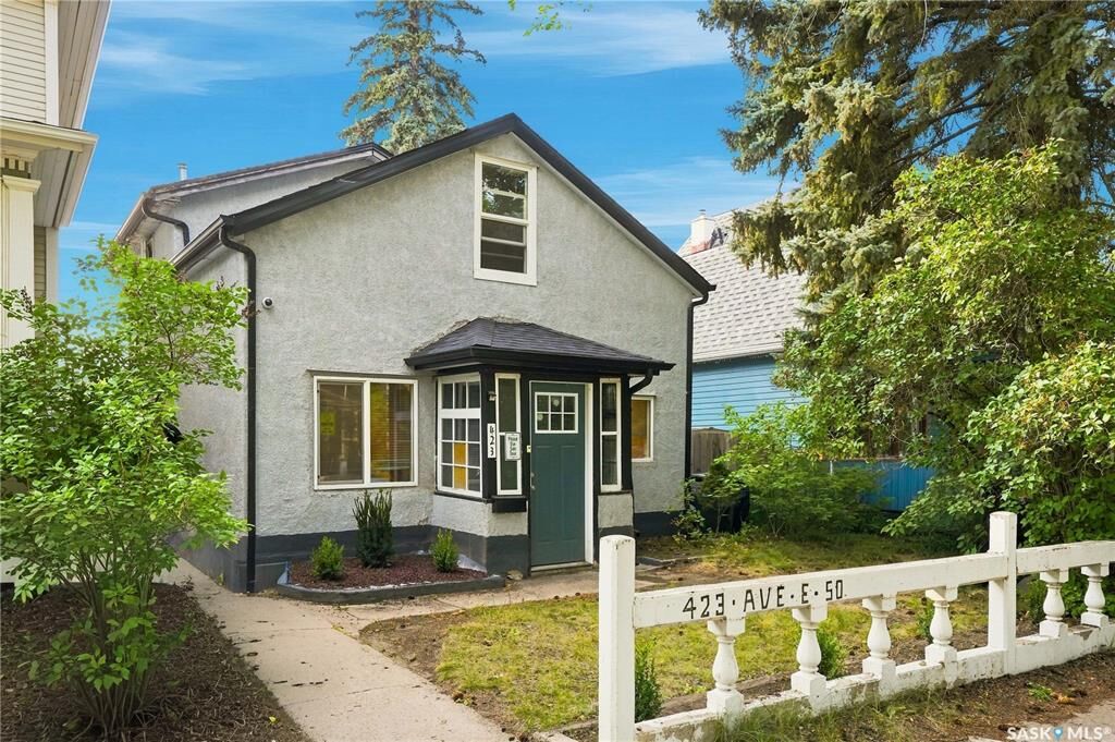 Property Photo: 423 E Avenue S SK S7M 1S4