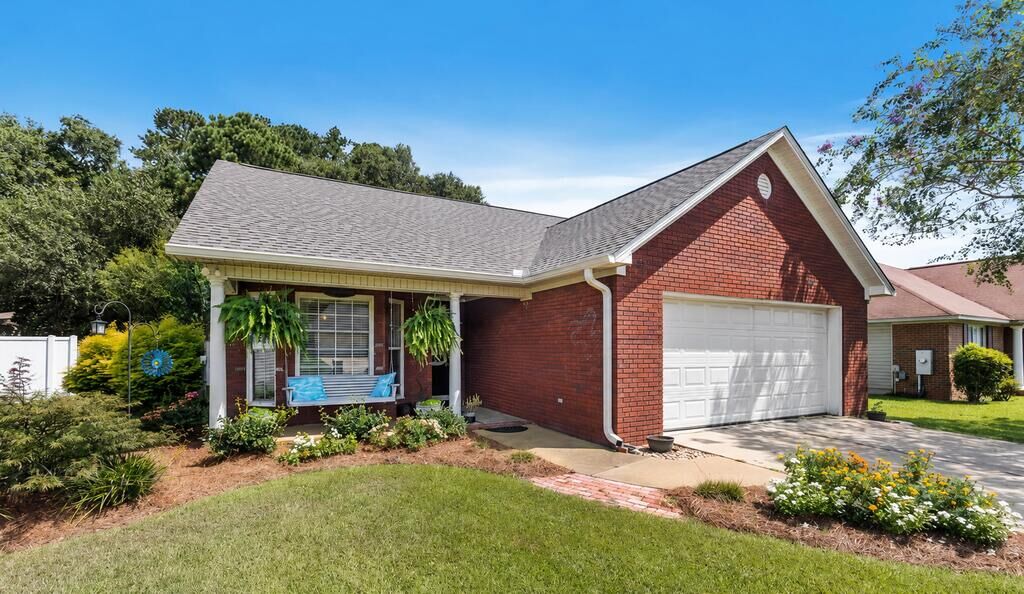 Property Photo: 910 Baywood Rd AL 36305