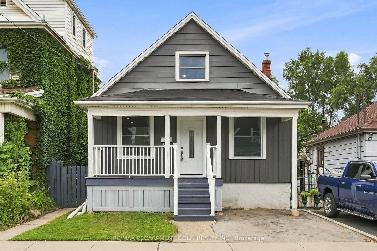 Property Photo:  241 Rosslyn Avenue N  ON L8L 7P9 
