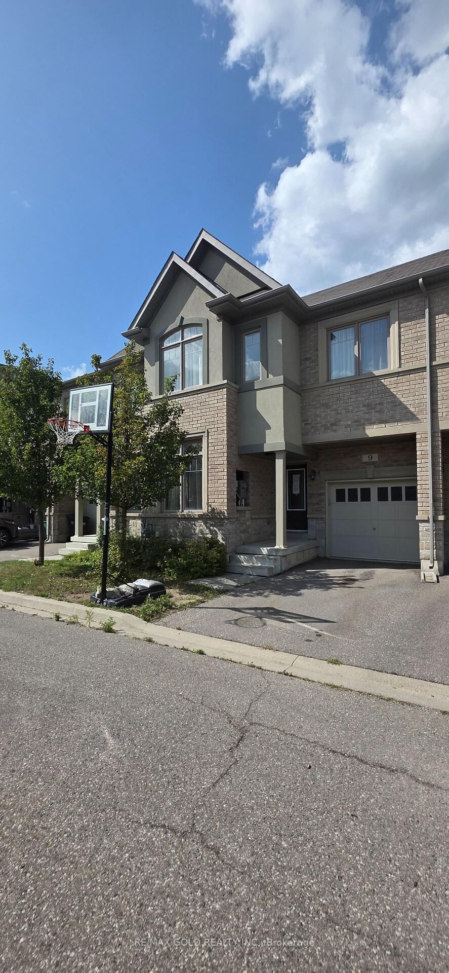 Property Photo: 9 Oliana Way ON L6Y 6G8