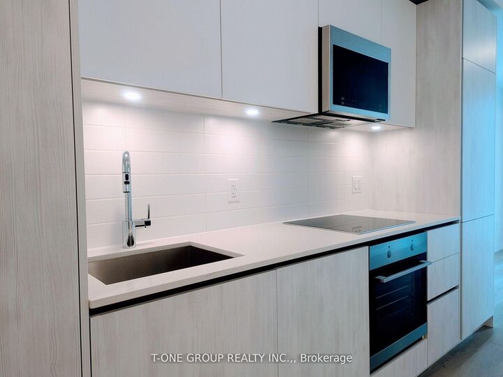 Property Photo:  28 Widmer Street 3722  ON M5V 0T2 