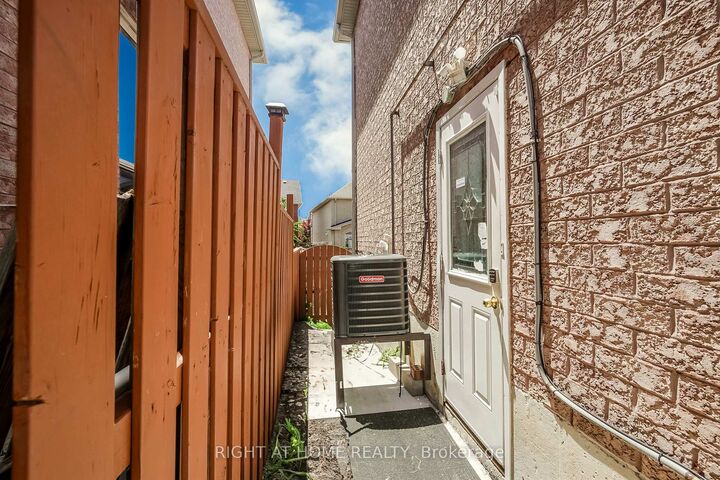 Property Photo:  3470 Crimson King Circle Bsmt  ON L5N 8M9 