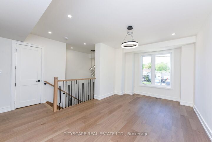 Property Photo: 956 Fourth Street ON L5E 1J9