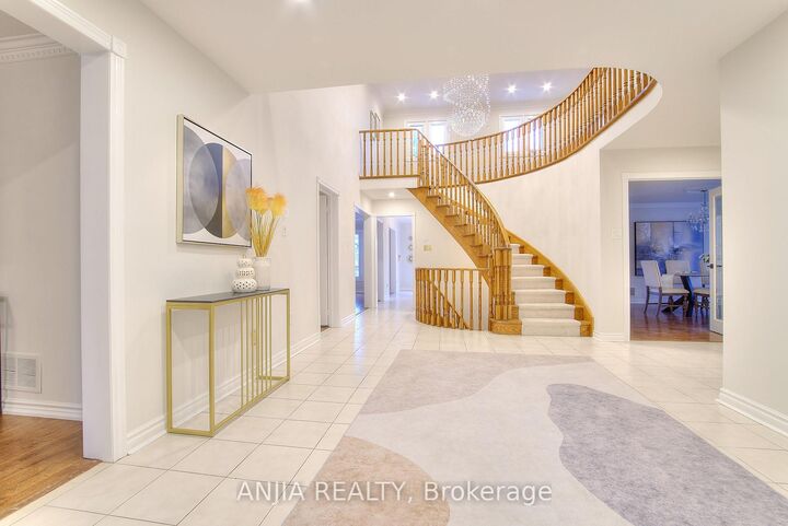 Property Photo: 22 Chiltern Hill ON L4B 3B8