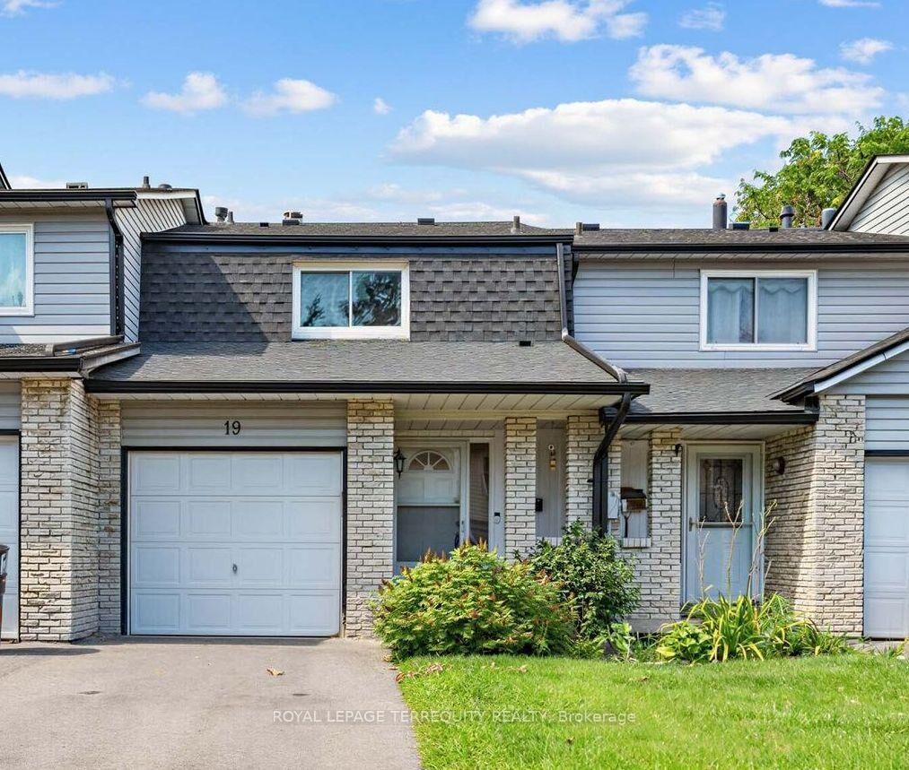 Property Photo: 1330 Trowbridge Drive 19 ON L1G 7L1