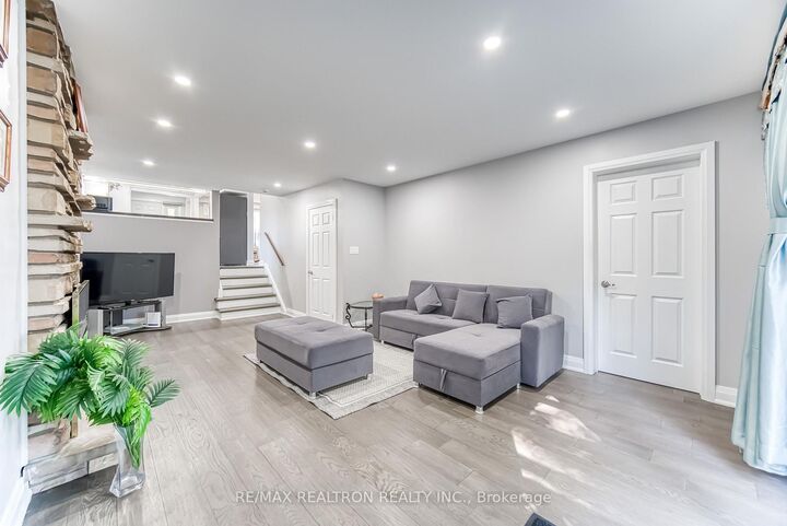 Property Photo: 157 Darlingside Drive ON M1E 3P4